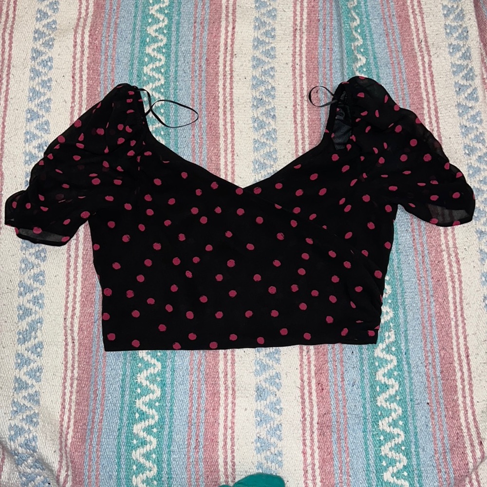 Dynamite black chiffon short-sleeved crop top with pink dots